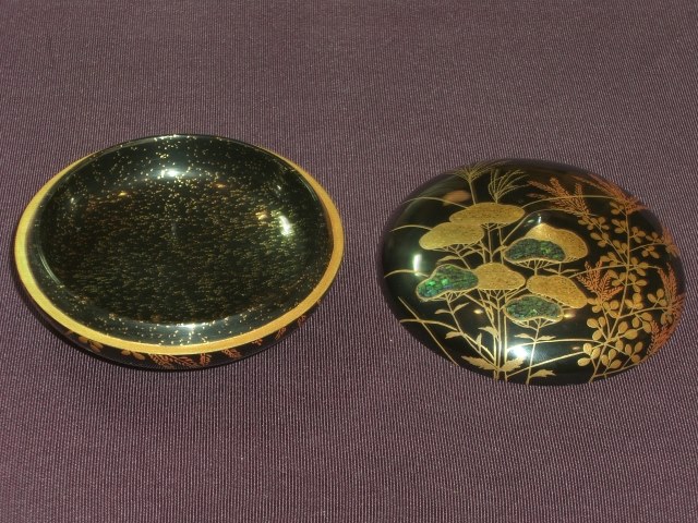 「小山美術」から【宝珠形 秋草蒔絵 香合】 高中 隆二(たかなか りゅうじ)作のご紹介